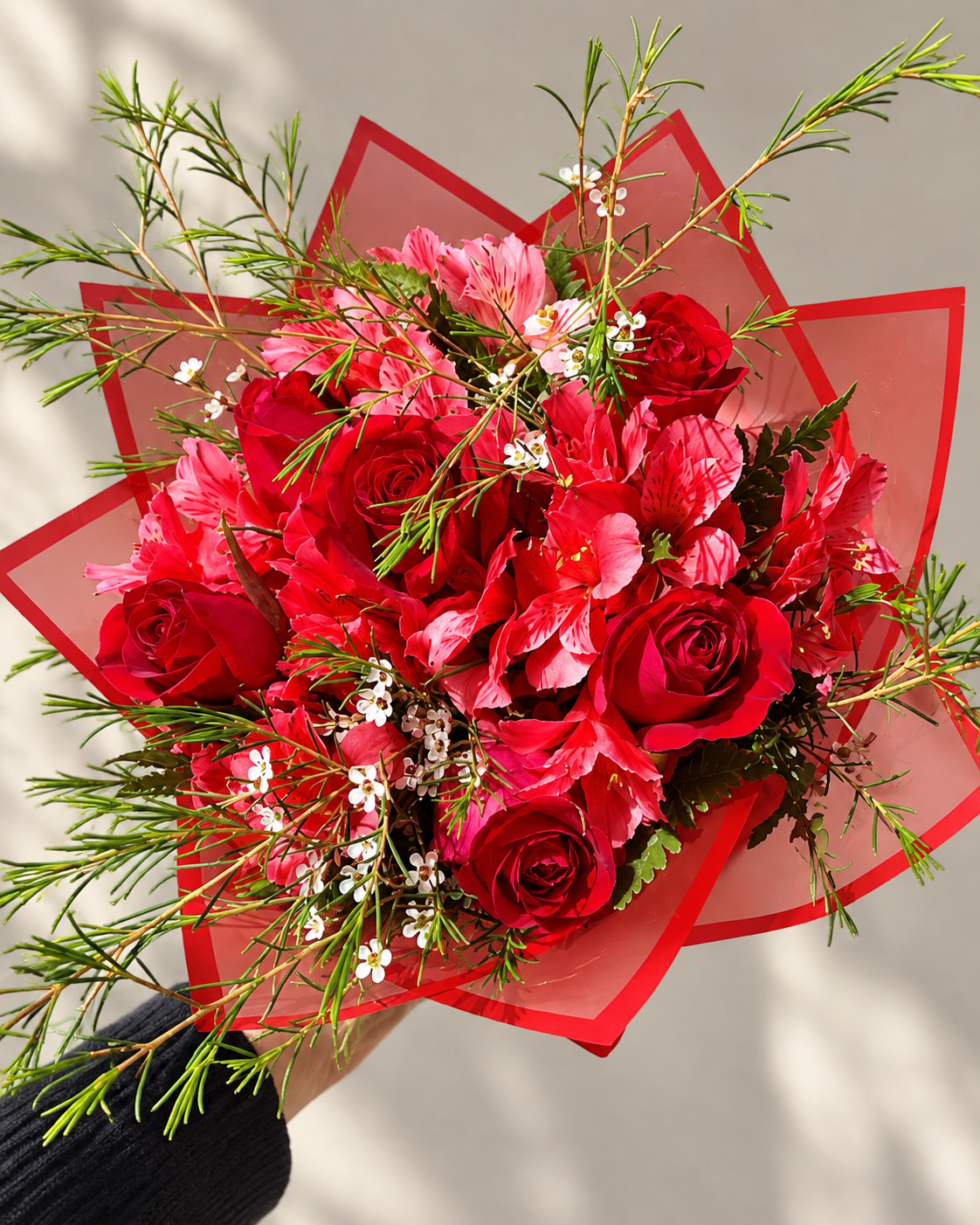 Ramo de 6 rosas con alstromelias