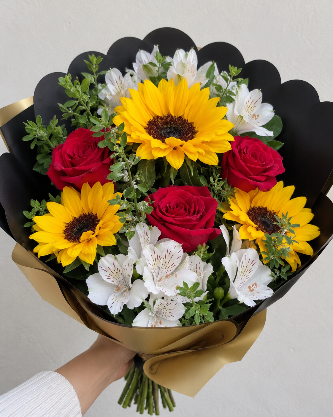 Ramo de girasoles, rosas y alstromelias